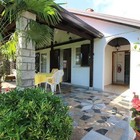 Hundefreundliches Mit Mediterranem Garten Und Nur 650 Meter Zum Poreč