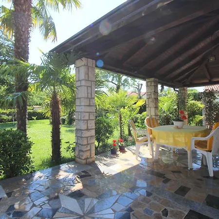 Hundefreundliches Mit Mediterranem Garten Und Nur 650 Meter Zum
