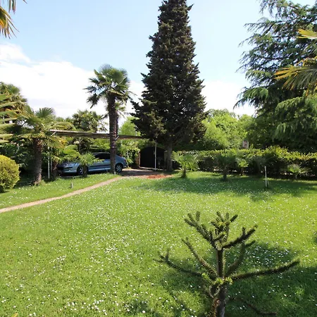 Hundefreundliches Mit Mediterranem Garten Und Nur 650 Meter Zum Prázdninový dům Poreč