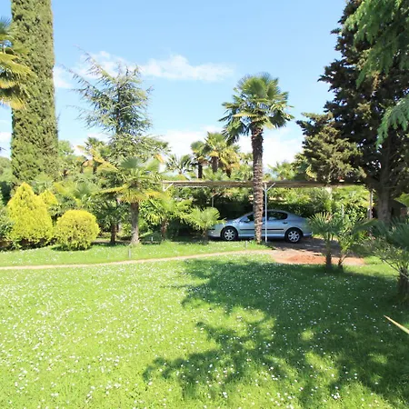 Hundefreundliches Mit Mediterranem Garten Und Nur 650 Meter Zum Poreč