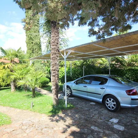 Hundefreundliches Mit Mediterranem Garten Und Nur 650 Meter Zum Poreč